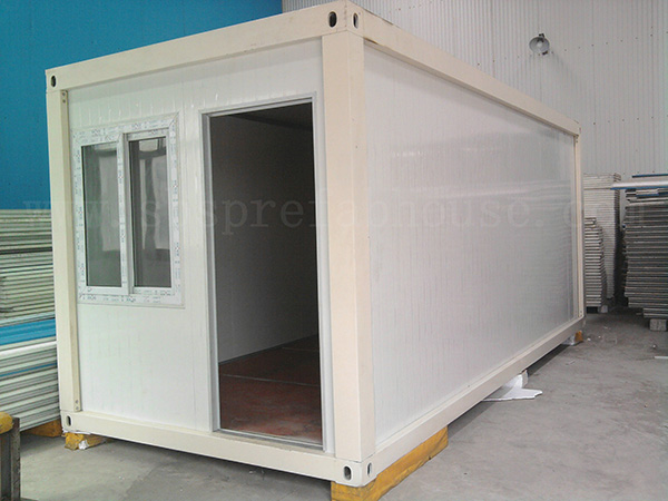 Sandwich assembled container house